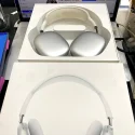 AirPods Max A2096 trắng cũ đặt trong hộp
