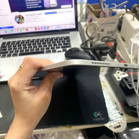 ipad-air-4-64gb-wifi-4g-bac-can-canh-goc-khay-sim iPad Air 4 Bạc cận cảnh góc viền khay SIM