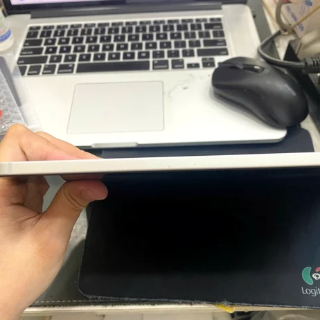 ipad-air-4-64gb-wifi-4g-bac-can-canh-vien iPad Air 4 Bạc cận cảnh viền máy