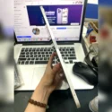 iPad Air 4 Bạc cạnh nút âm lượng và khay SIM
