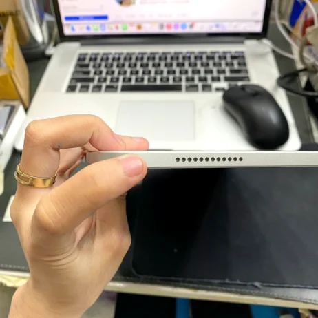 ipad-gen-10-64gb-wifi-bac-can-canh-vien-loa iPad Gen 10 Bạc cận cảnh viền và dải loa