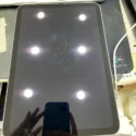 iPad Gen 10 64GB Bạc soi màn hình dưới đèn