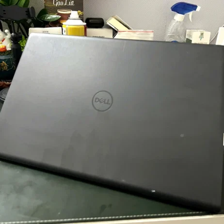 Laptop Dell Inspiron 15 3520 i5-1235U mặt lưng logo Dell