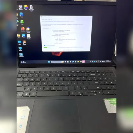 Laptop Dell Inspiron 15 3520 i5-1235U mặt trước màn hình và bàn phím
