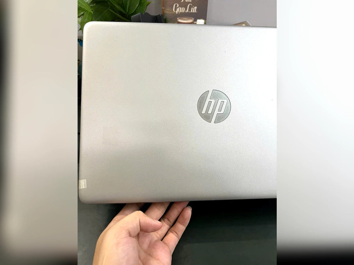 Laptop HP 240 G8 i5-1135G7 mặt lưng màu bạc đẹp 99%