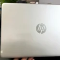 Laptop HP 240 G8 i5-1135G7 mặt lưng màu bạc logo HP